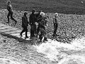 Jeugd bij het strandje met hoog water 1976